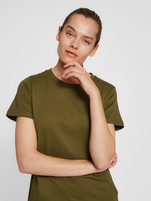 hmlRED BASIC T-SHIRT S/S WOMAN, DARK OLIVE, model