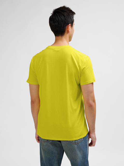 hmlGO 2.0 T-SHIRT S/S, BLAZING YELLOW, model