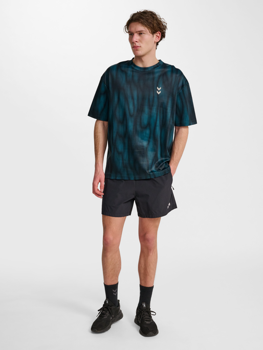 hmlHIIT AOP LOOSE T-SHIRT S/S, STARGAZER, model
