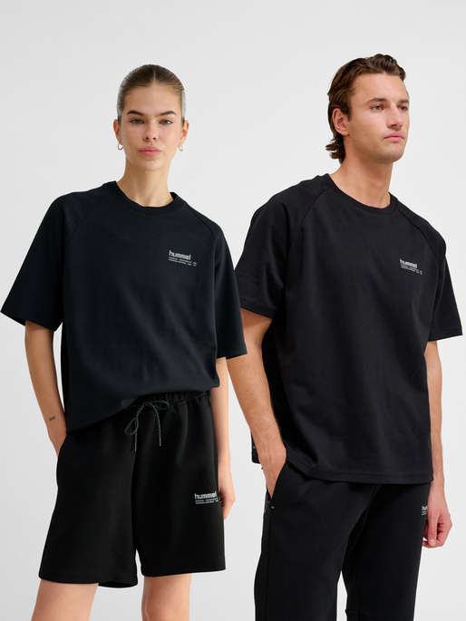 hmlTECH LOOSE T-SHIRT, BLACK, model