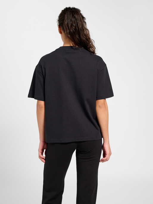 hmlKEEPER GRAPHIC W T-SHIRT S/S, BLACK/EBONY, model