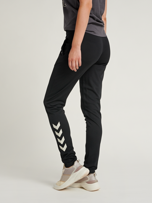 hmlZIBA TAPERED PANTS, 2001, model