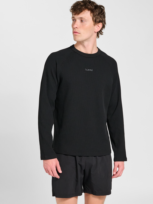 hmlMOMENTUM CREWNECK, BLACK, model