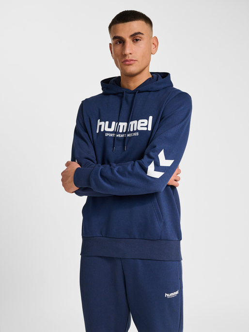 hmlLEGACY 2.0 HOODIE, DRESS BLUES, model