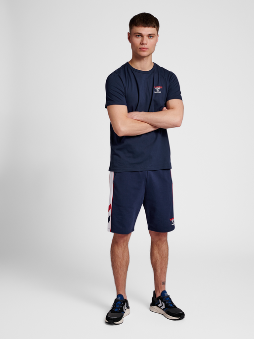 hmlIC DAYTON T-SHIRT, PEACOAT, model