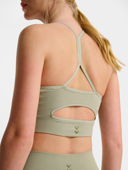 hmlHIIT SEAMLESS BRA, SEAGRASS, model