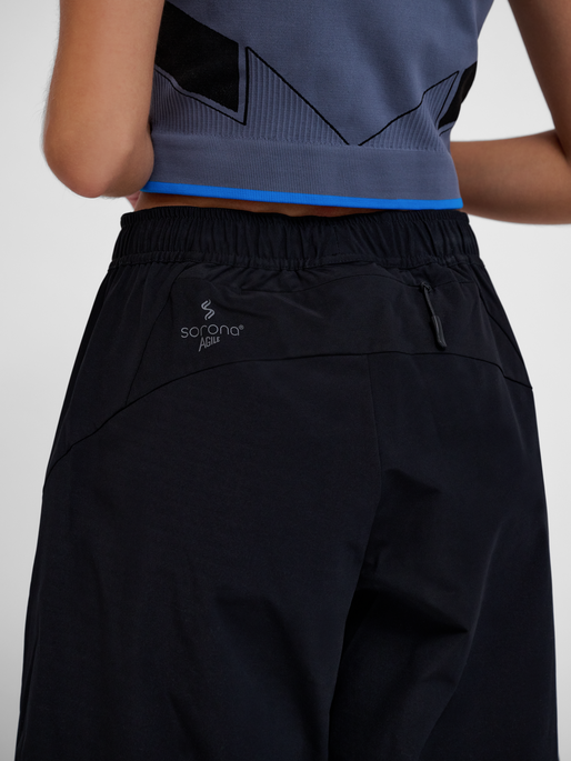 hmlSORONA REGULAR SHORTS, BLACK, model