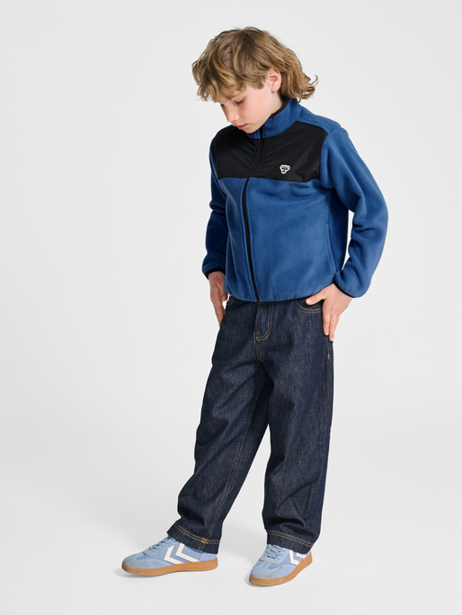 hmlJR FLEECE ZIP JACKET, TRUE NAVY, model