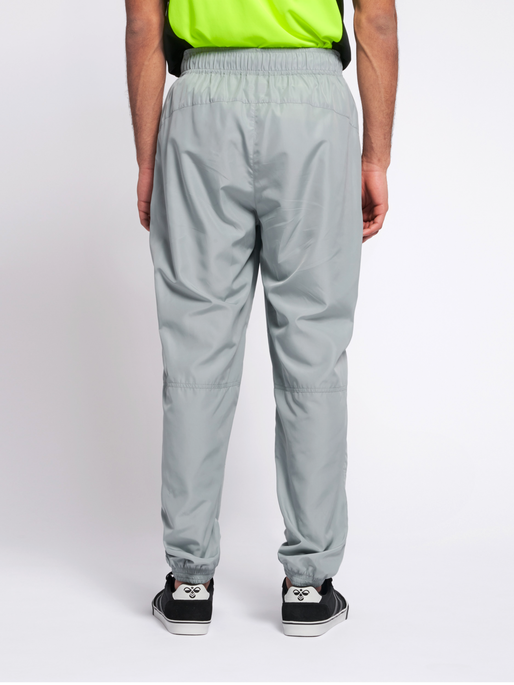 hmlMAGNUS LOOSE PANTS, 1968, model