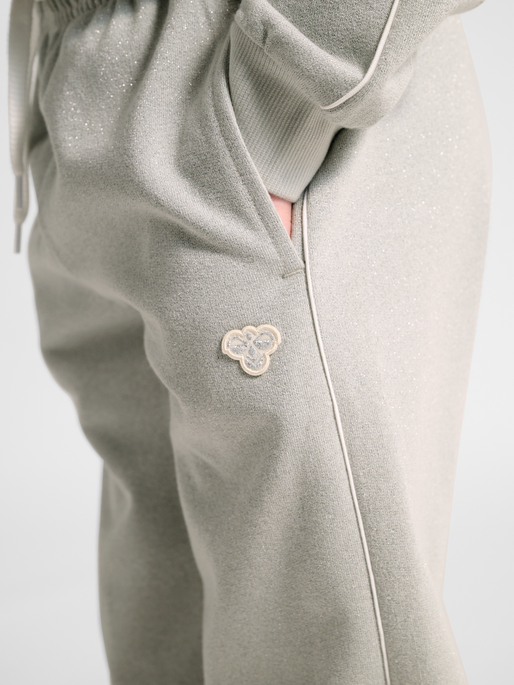 hmlJR LOOSE GLITTER SWEATPANT, HIGH RISE, model