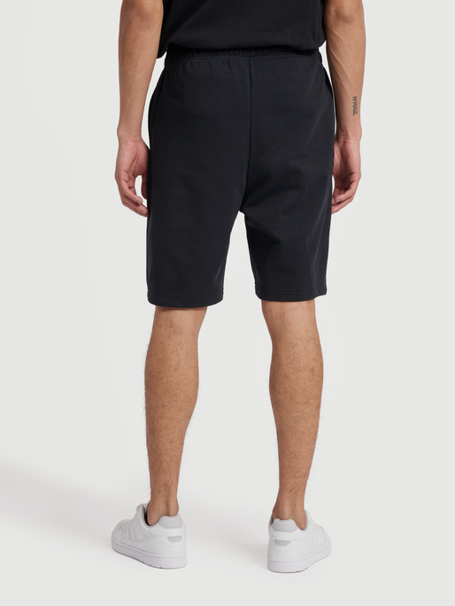hmlHIVE WADE SWEATSHORTS, BLACK, model