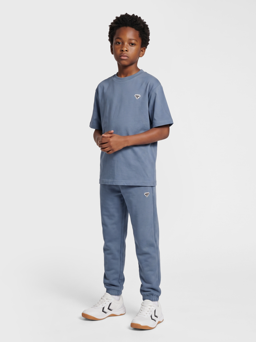 hmlJR LOOSE T-SHIRT S/S BEE, FLINT STONE, model