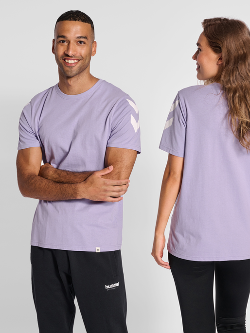 hmlLEGACY CHEVRON T-SHIRT, HEIRLOOM LILAC, model