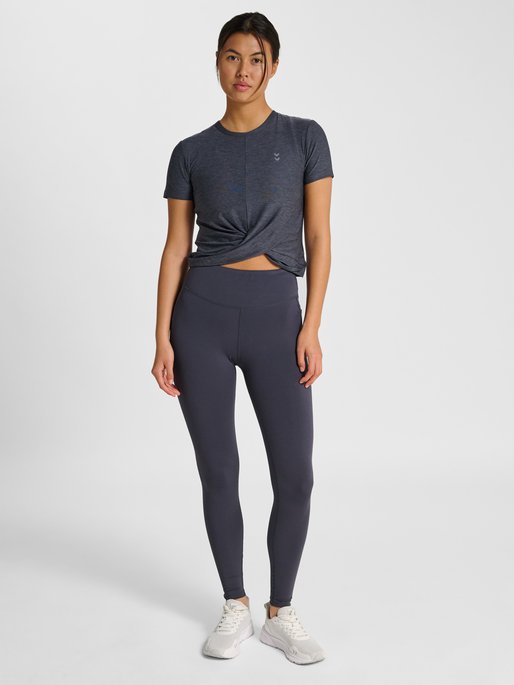 hmlYOGA WRAP W T-SHIRT S/S, EBONY, model