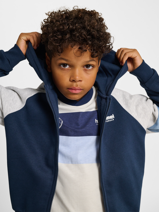 hmlJR LOOSE BLOCKED ZIP HOODIE, DRESS BLUES/FADED DENIM, model