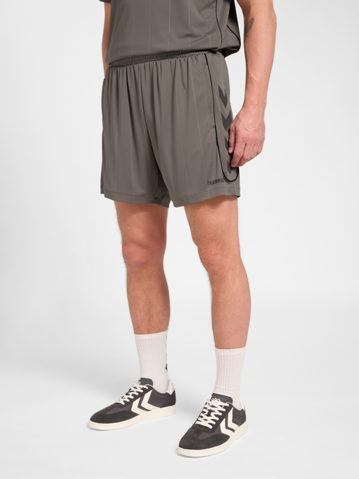 hmlPITCH SHORTS, CHARCOAL GRAY, model