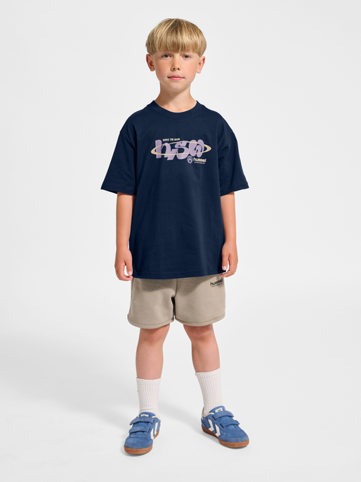 hmlJR LOOSE T-SHIRT S/S HS GRAPHIC, DRESS BLUES, model