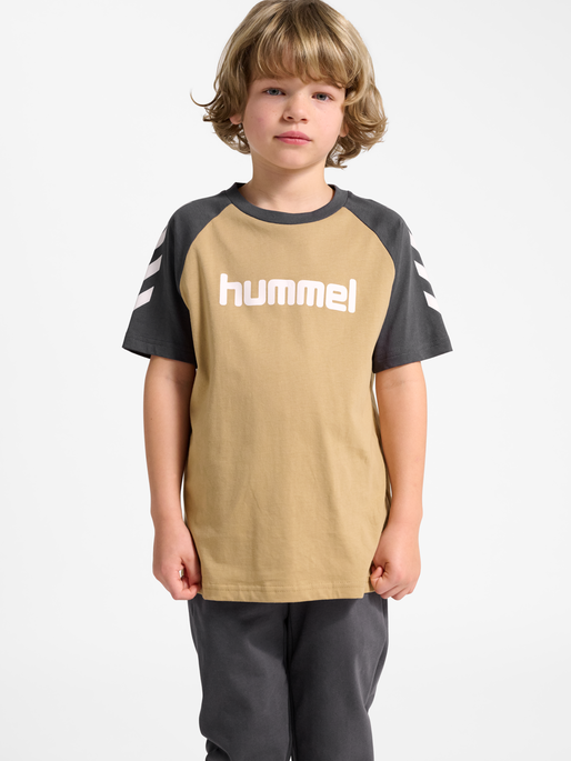 hmlJR LOGO T-SHIRT S/S, CORNSTALK, model