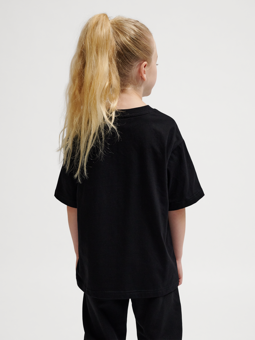 hmlJR LOOSE T-SHIRT S/S BEE, BLACK, model