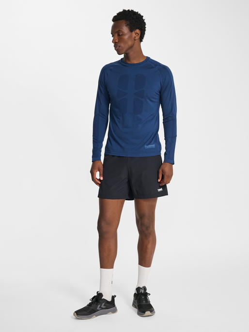 hmlHIIT SEAMLESS T-SHIRT L/S, DRESS BLUES, model