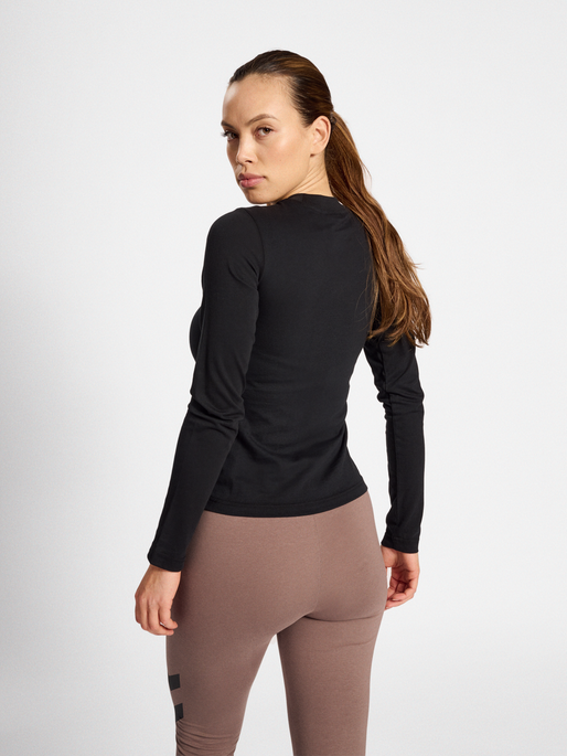 hmlLEGACY WOMAN T-SHIRT LS, 2001, model