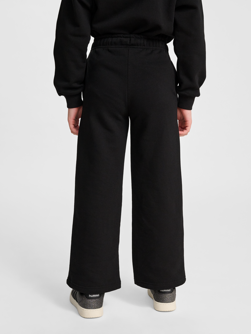 hmlJR LOOSE WL SWEATPANTS BEE, BLACK, model