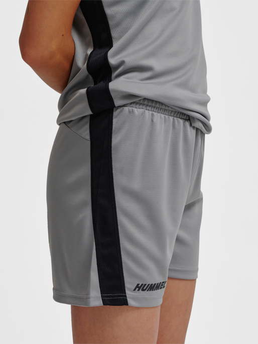 hmlMULTI PL SHORTS WOMAN, SHARKSKIN, model