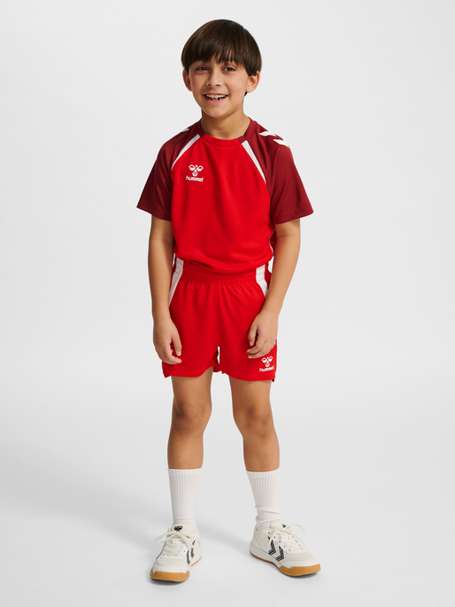 hmlLEAD 2.0 SHORTS KIDS, TRUE RED, model