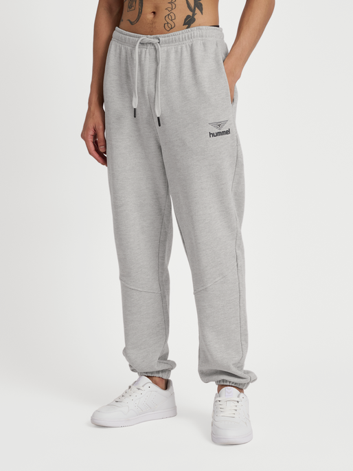 hmlHIVE LUCAS SWEATPANTS, GREY MELANGE, model