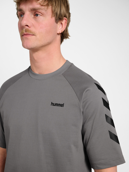 hmlKEEPER CHEVRON T-SHIRT S/S, CHARCOAL GRAY, model