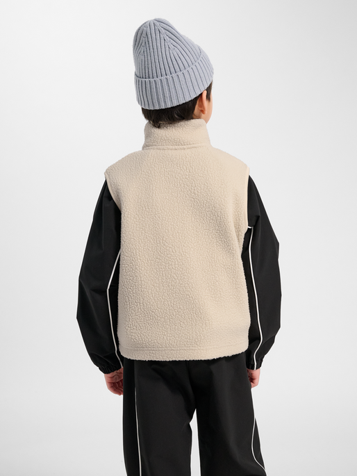hmlJR MARTINI FLEECE ZIP VEST, OATMEAL, model