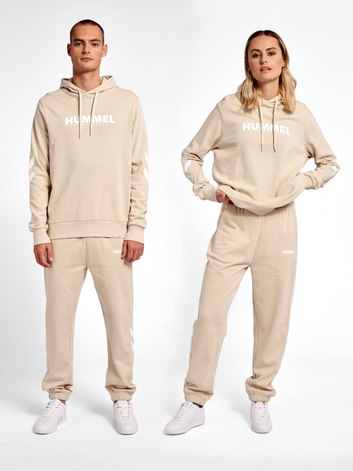 hmlLEGACY LOGO HOODIE, PUMICE STONE, model