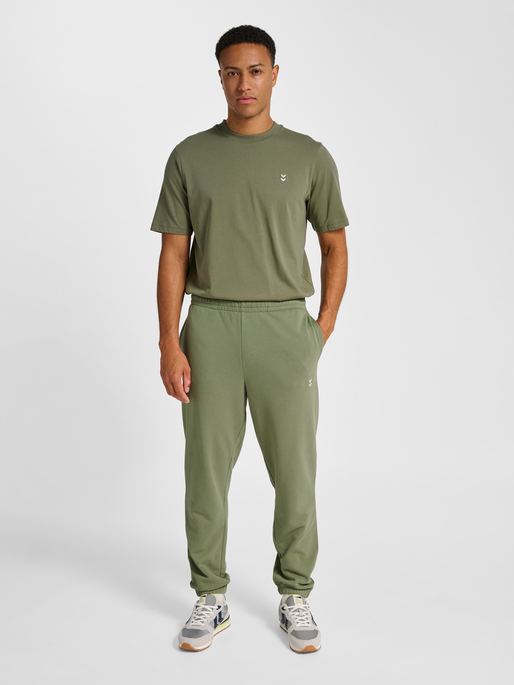 hmlPULSE SWEAT PANTS, DEEP LICHEN GREEN, model