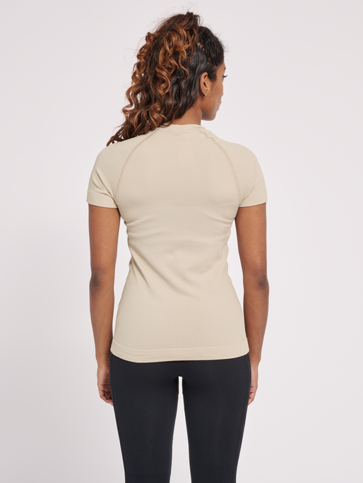 hmlCLEA SEAMLESS TIGHT T-SHIRT, CHATEAU GRAY, model