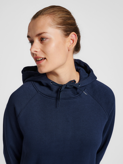 hmlRED HEAVY HOODIE WOMAN, MARINE, model