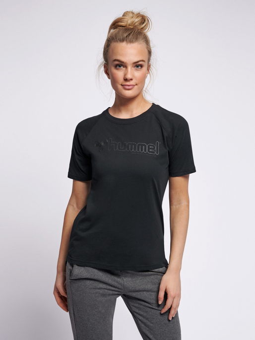 hmlZENIA T-SHIRT S/S, BLACK, model