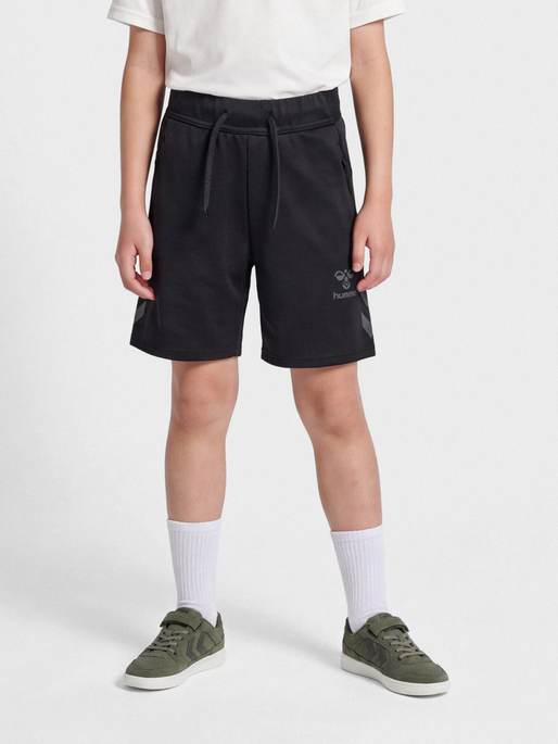 hmlCIMA 2.0 SHORTS KIDS, BLACK, model