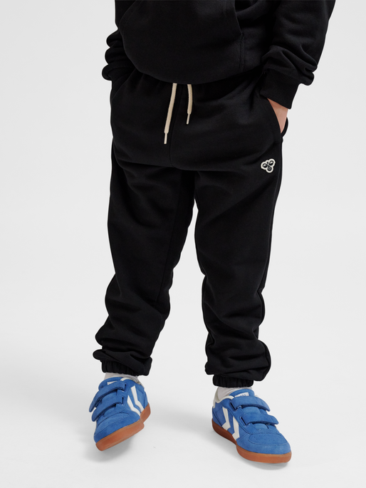 hmlJR LOOSE SWEATPANTS BEE, BLACK, model