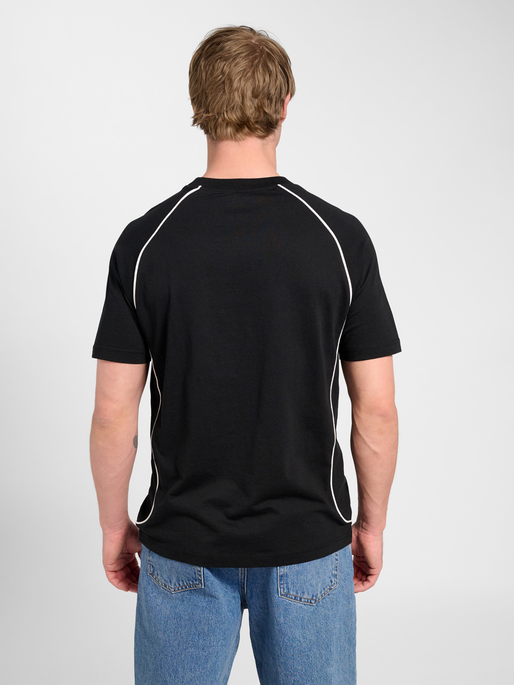 hmlPITCH REST DAY T-SHIRT S/S, BLACK, model