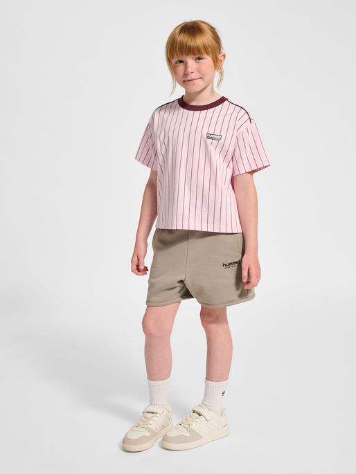 hmlJR BOXY AOP PIN T-SHIRT S/S, PINK-A-BOO, model