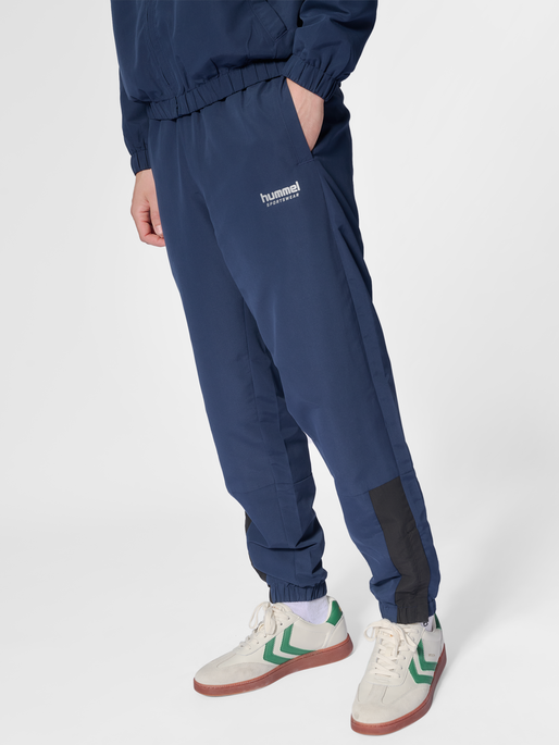 hmlTRACKSUIT PANTS SPORTSWEAR, DRESS BLUES, model