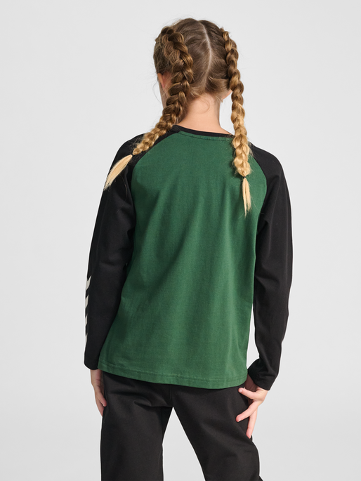 hmlJR LOGO T-SHIRT L/S, DARK GREEN, model