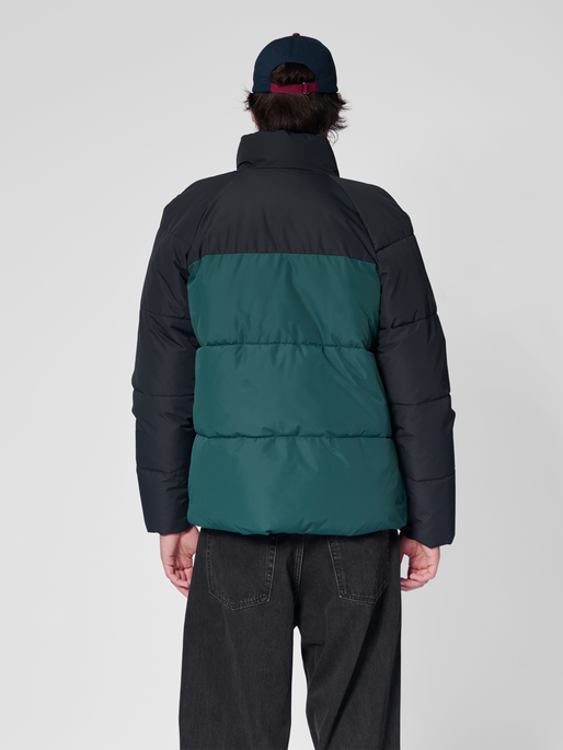 hmlPUFF JACKET SHORT SPORTSWEAR, PONDEROSA PINE, model