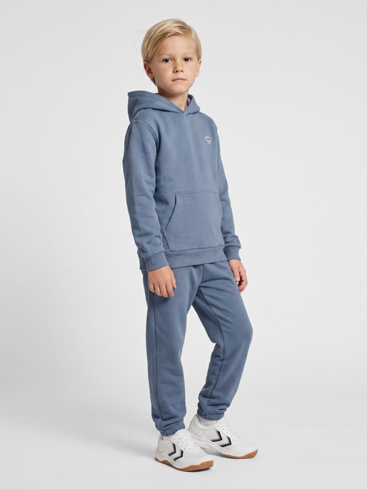 hmlJR LOOSE HOODIE BEE, FLINT STONE, model