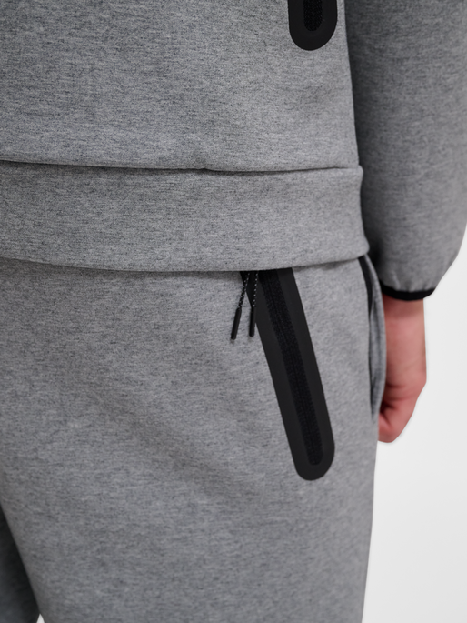 hmlTECH FLEECE REGULAR PANTS, GREY MELANGE, model