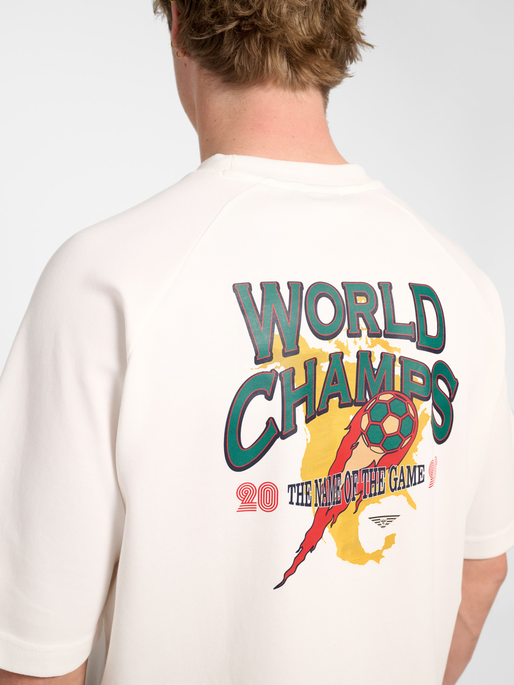 hmlWORLD 26 T-SHIRT S/S, BLANC DE BLANC, model