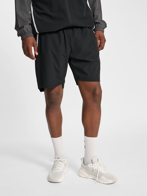 hmlLEAD 2.0 WOVEN SHORTS, BLACK, model
