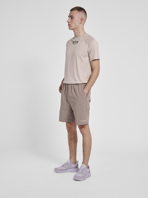 hmlMT DRAGON SHORTS, DRIFTWOOD, model