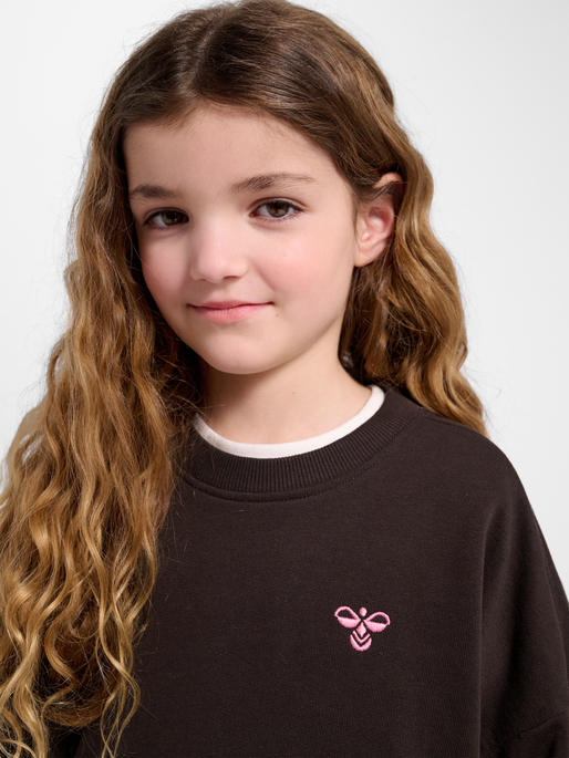 hmlJR JUMP BOXY SWEATSHIRT, CHOCOLATE TORTE, model