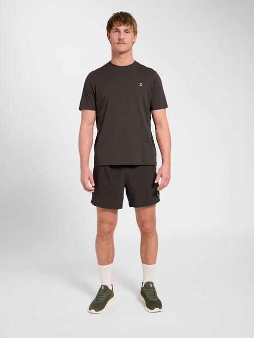 hmlPULSE WORKOUT SHORTS, AFTER DARK, model